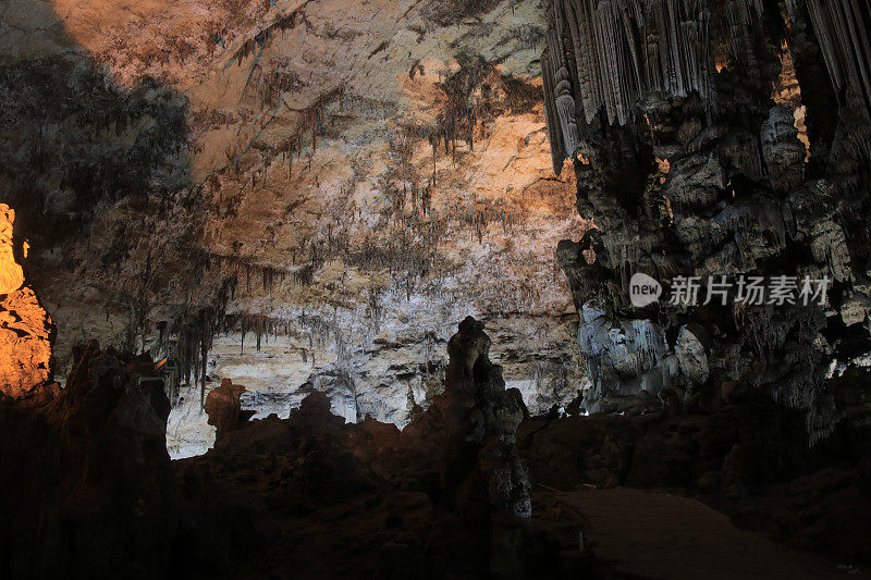 阿尔及利亚特莱姆森Beni Add洞穴(Les Grottes de Beni Add)内的石笋